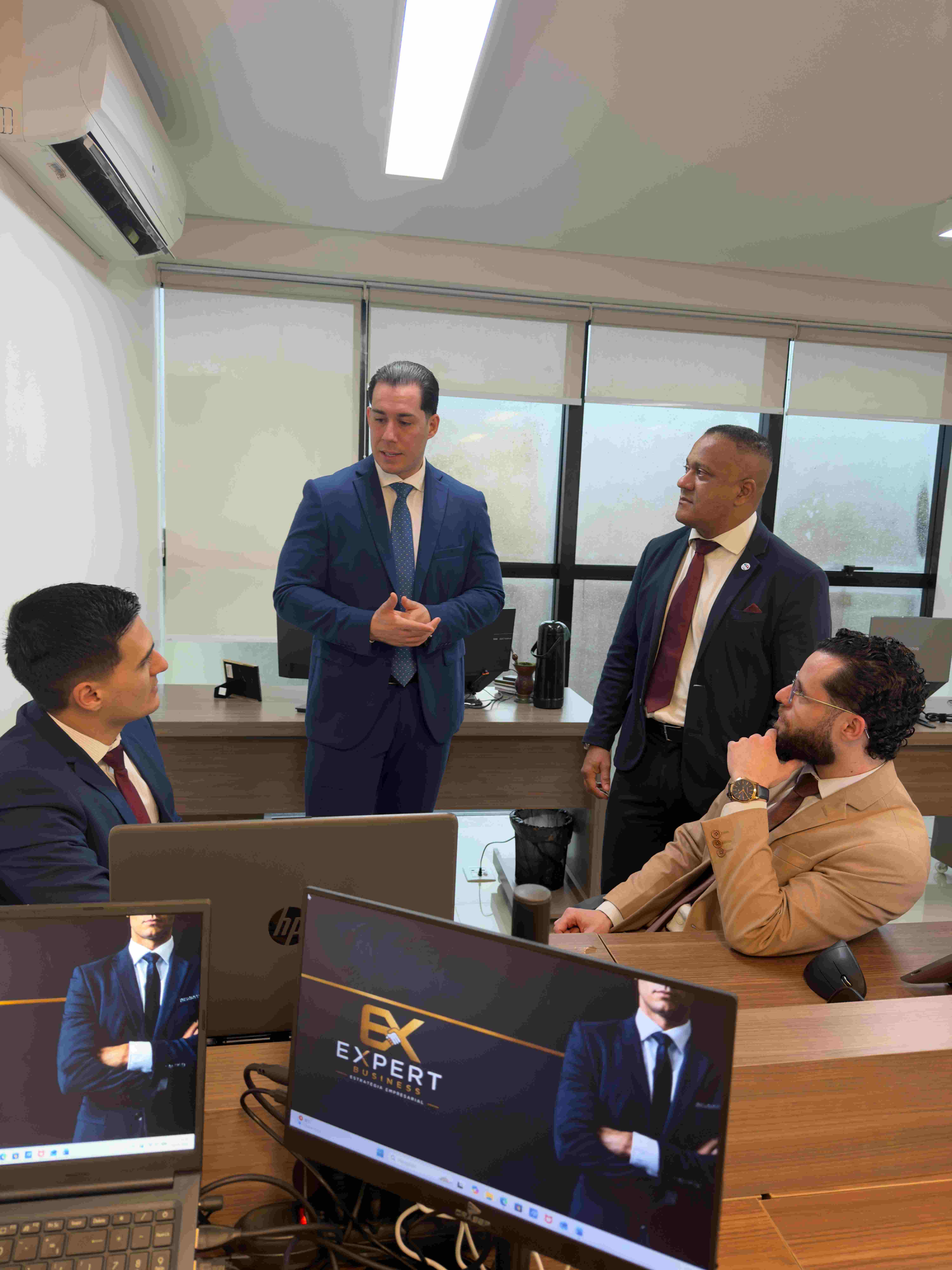 Juliano Massairo conversando com a equipe da Expert Business Solutions